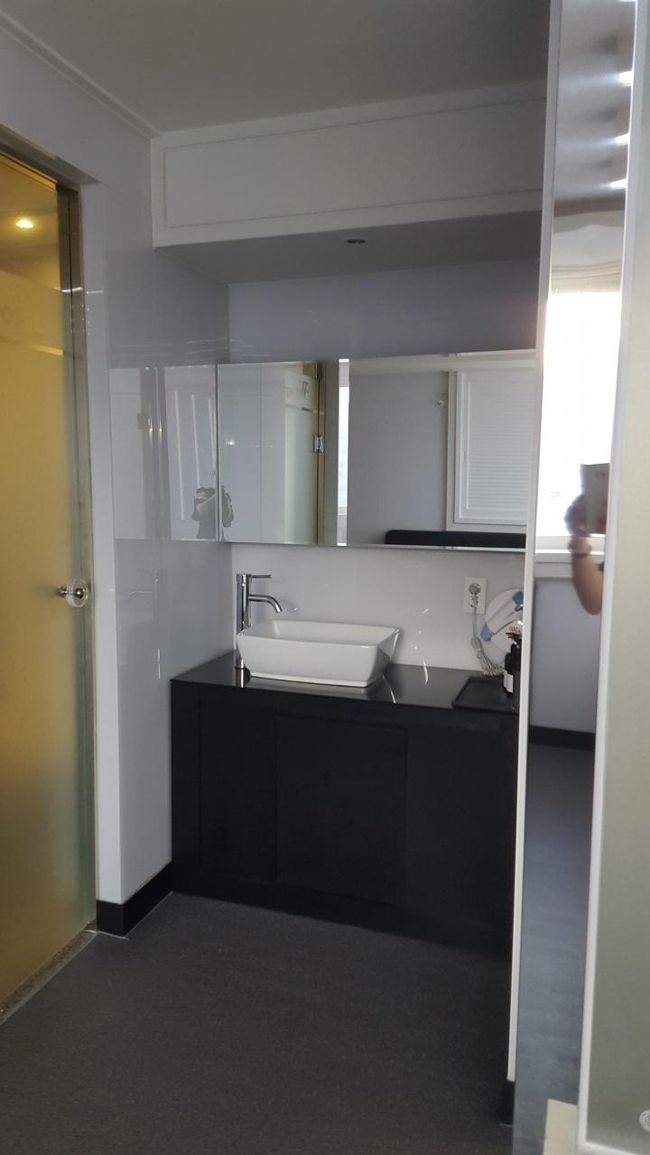 広くてきれいでとっても素晴らしいんだけど…<br />中央灯をつけると換気扇の妙な音がゴゴゴゴーーーって鳴って、<br />見てもらったんですが、だいたいこんなもんだし中央灯をつけなきゃいいといわれ。<br />週末だし部屋もないし、対応・態度も悪くなかったので諦めました。