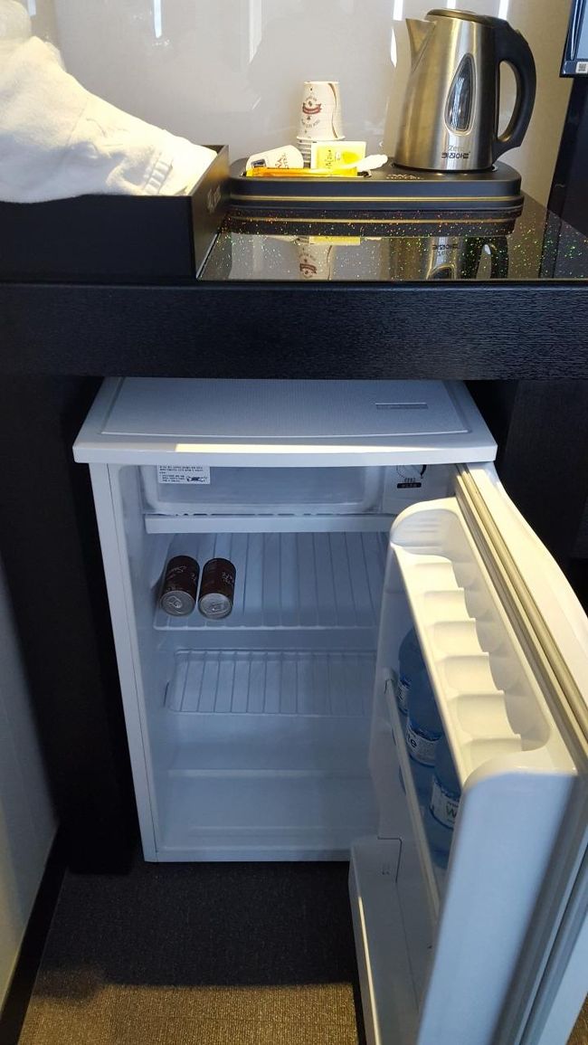 冷蔵庫は小さめ。無料で水と缶コーヒーが入れてありました。