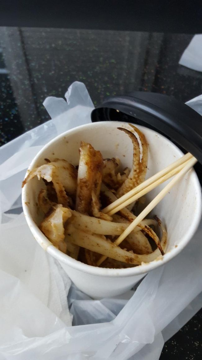 夜の部屋飲み用にPIFF広場近くの屋台でイカ焼きゲット<br />なんとピーナッツバター焼き。<br />最初はえ！？って思ったけど、ほんのり甘くて香ばしくて癖になる感じ。