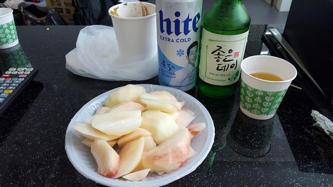 焼酎＋ビールを再現し、おつまみはイカと桃。<br />なかなかいい感じのホテル飲みになりました。