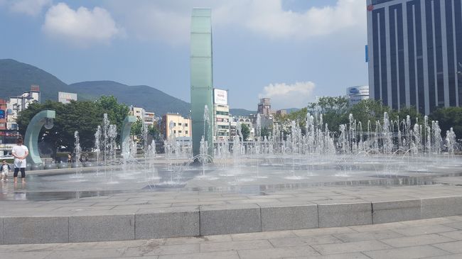 釜山駅に移動<br />朝ごはんは辛過ぎて熱いし、気温も暑いしという事で…