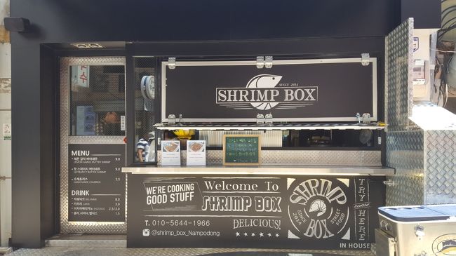 南浦洞に戻りお昼ご飯に向かう途中、新しげな気になるお店を発見。<br />「SHRIMP BOX」