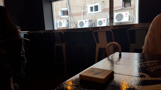 注文を済ませ2階で待機。<br />木の札が料理と引き換えの番号札です。