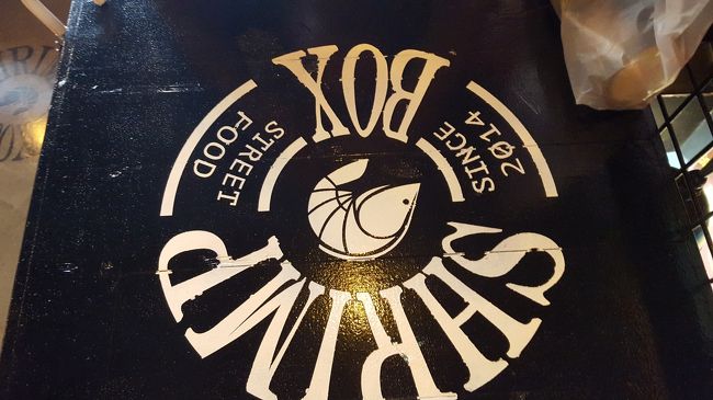 テーブルにもロゴが。