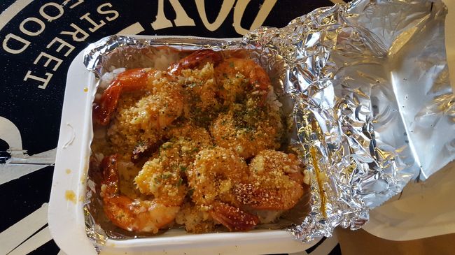 レモンガーリックバターができましたー！<br />なんかお弁当風に詰められてすごいニンニクの臭い！<br />食欲そそる〜〜！<br />何と下にはご飯がひいてあって、ほんとにお弁当になってる！<br />小さめなのでアッと今にペロリ。美味しかったーーー！