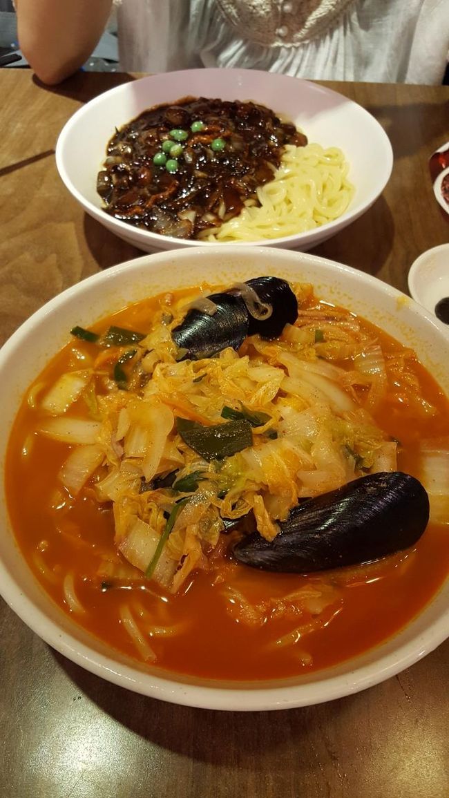 昼食本番は香港飯店のちゃんぽんとジャージャー麺<br />このちゃんぽんの汁が海鮮出汁がきいててとっても好き！<br />さっきエビを食べたせいで韓国式酢豚は断念しました。