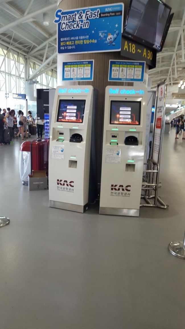 空港リムジンバスに乗ろうとしたけど、暑さでバテて乗りたい時間に間に合わずタクシーで空港へ。<br />バスは6,000W×2人＝12,000Wだけど<br />タクシーで南浦洞から14,000Wでした。<br />そんなに変わらないのに早くで楽だから2人ならタクシーでもいいかも。<br /><br />自動チェックインを済ませ、出国審査に進みます〜。