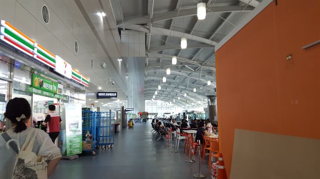 空港の中の左奥側にセブンイレブンがありました。<br />この前こっちまで来なくて気づかなかった！