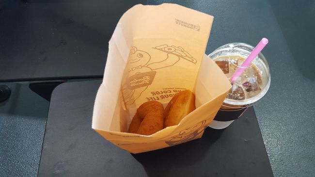 空港で暇なのでダンキンドーナツとコーヒーで休憩