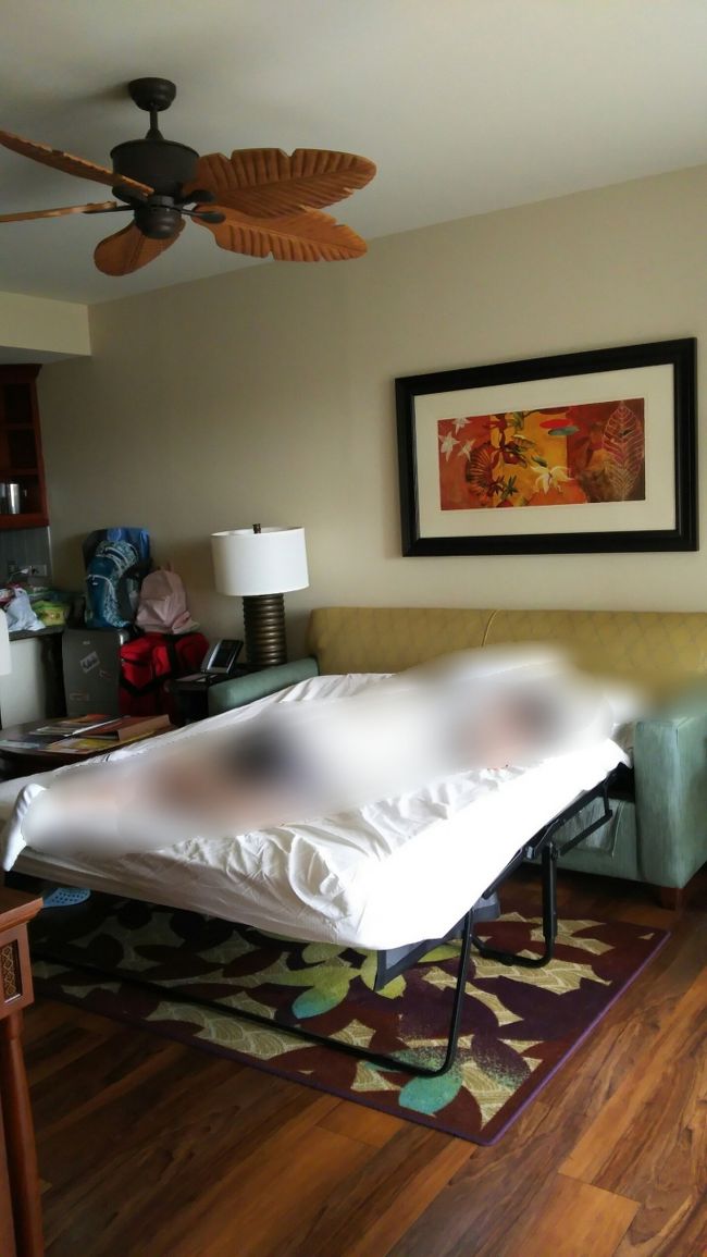 死体ではありません。パパがソファーベッドで寝ています。ぐーぐーです。起きません…。(ー_ー;)