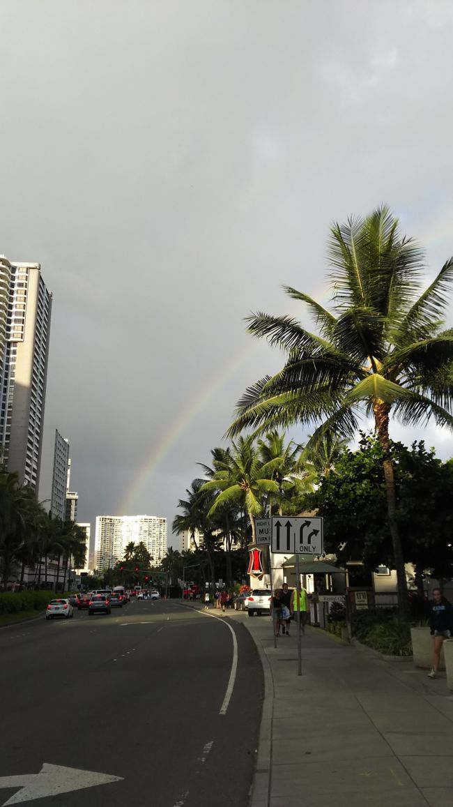 今回の滞在中 たびたび雨に降られました。<br />降ると言ってもスコール程度なので5分も降りませんが、何度か傘をさしました。いつもなら日傘として使っているのに。<br />こんなに雨に降られたのは多分初めてだと思う。