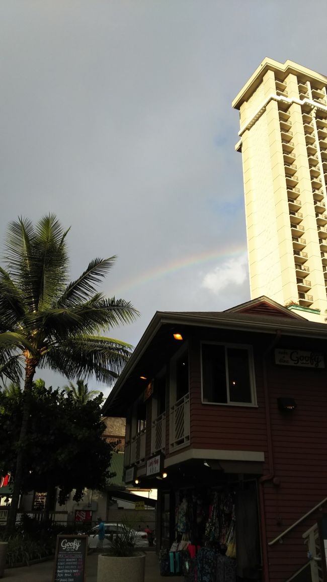 本当によく雨が降っていたので、何度も虹が観られるだろう！と思っていたけど…結局この時1度だけだったなぁ。<br /><br />↑この写真に見える建物が、1階が和食の<br />『誠心』2階が『Goofy Cafe &amp; Dine』です。<br />ガイドブックによく掲載されています。