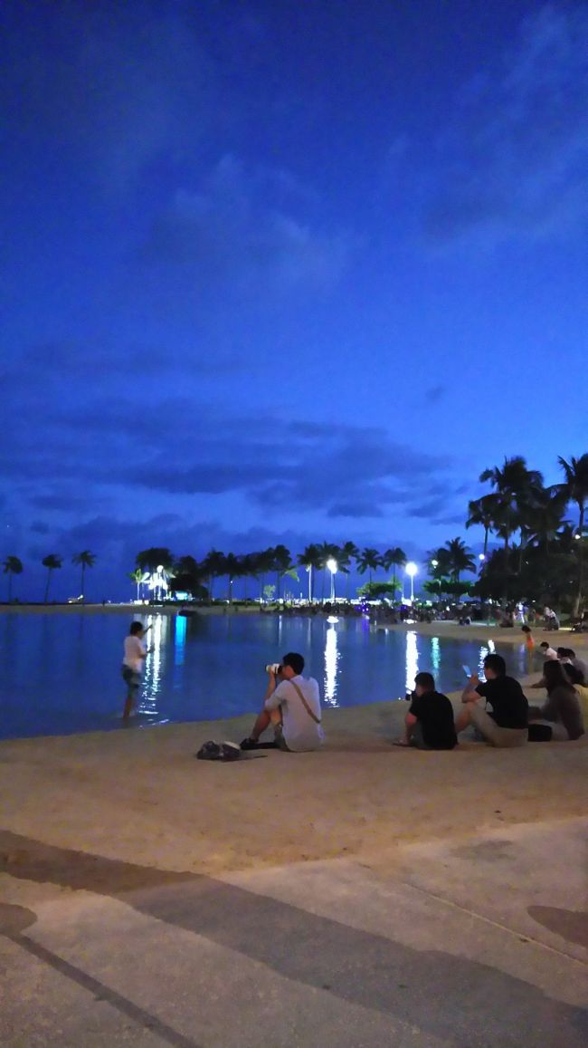最初に書いた様に出発前の日本での生活が本当に忙しく、出発当日も仕事をし、直前まで荷造りで格闘し渋滞に巻き込まれ羽田空港を出発したので、みんな疲れていたんだと思う。<br />私も機内で一睡も出来ませんし、タクシー内では超高級車の話しをして眠る隙は無いし。私が目覚めたのは午前9時頃だったかな？<br />最初は静かにクーポンマガジン見たりしていたけど、一向にあの二人が起きないから、洗濯をしてみました。室内の洗濯機を回しても起きず、乾燥機ならうるさいので起きるかなと回しても起きず…。<br /><br />『いったいいつ起きるんだ？』<br /><br />洗濯も乾燥機も終わってしまいました(-_-;)<br />でもまだ起きません。