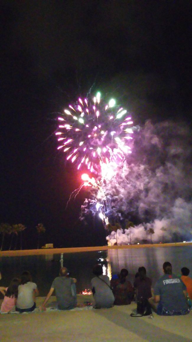 あの死体の二人が起きてきたのは14時とか15時とかだったかな。<br /><br />『まぁ〜疲れていたし 仕方ないかな…』<br /><br />と思いながら死体達が目覚めるのをひたすら待ちました。多分自分も疲れていたからひたすら待てたんだと思います。しかも今回11泊するし…余裕有り。<br /><br /><br />で、目覚めた死体達が身仕度をして朝だか昼だかわからないご飯を部屋で食べて外に出掛けたら…虹が出ていたと言う訳です。<br />(写真の時系列が前後してますが…。いきなり最初の写真が死体達では見る気がしないかなと思いまして)<br /><br />この日は金曜日！<br />そうヒルトンの花火の日です！ヒャッホ〜！<br /><br />あ栗鼠一家の滞在している部屋は山側なので<br />ヒルトンにいるのに部屋からは見えない。<br />なので、ラグーンにレジャーシートを敷いて観ました。