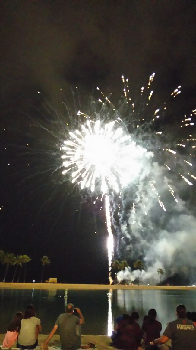 なかなか日本じゃ観られないですよね〜花火の根元！しかもこんな間近で。<br /><br />身体にズンズン振動が伝わってきて短い時間だけども満足します！<br />