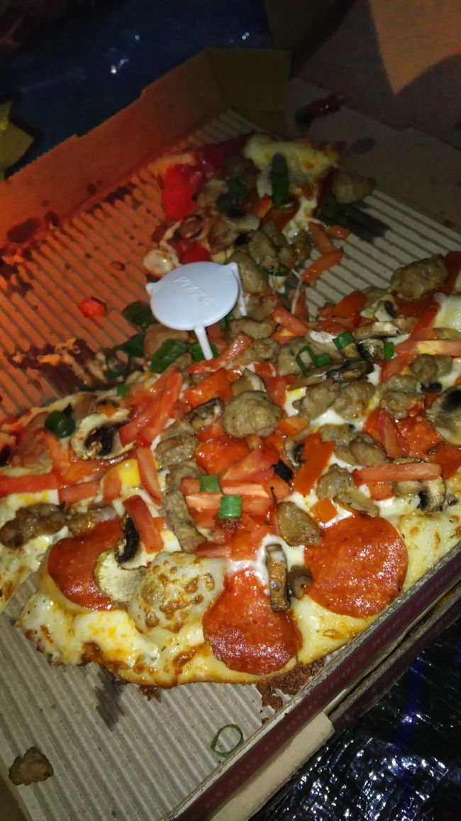 ヒルトン村内にある<br />『ROUND TABLE PIZZA』のピザです！<br /><br />ここのピザ 美味しいですよ とっても(*^.^*)<br /><br />実は3〜4年前の滞在中にラグーンタワーから<br />ワイキキアンに棟移動する際、冷蔵庫の中身を預けたんですね。カリフォルニアピザキッチンの冷凍ピザを預けたのに…その場に残っていた物は全然違うピザでした。間違って持って行かれてしまった様です。それでHGVCのマネージャーが補償？＄50だったかな返金してくださいました。カリフォルニアピザキッチンのピザは冷凍なのでそんな高額で無いのに。その時マネージャーさんがヒルトン村内の『ROUND TABLE PIZZA』を薦めてくれ、その美味しさを知りました。<br /><br />お薦めですよ〜\(^o^)／<br /><br />・Montague's All Meat  ＄27<br /><br />・Italian Garlic       ＄27<br /><br />各 Mｻｲｽﾞ <br /><br />金曜日の花火時間の前後は大変混雑します。<br />この時は7時24分にオーダーして花火前には食べ始めています。to go のお客さんでいっぱいでした。<br /><br /><br />写真は Italian Garlic のみですが、このピザの下にもう一箱有ります。<br />あ栗鼠家は3人家族なのでMｻｲｽﾞ1枚で良かったのに、Mｻｲｽﾞでは小さいと思い2枚も頼んでしまいました。残りは翌日の朝食で食べました。