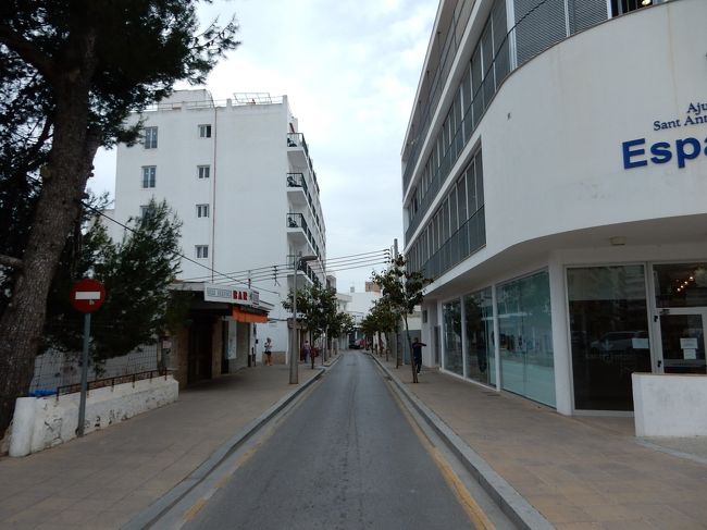 サンアントニはイビサ島のイビサタウンの反対側の海岸にあります。