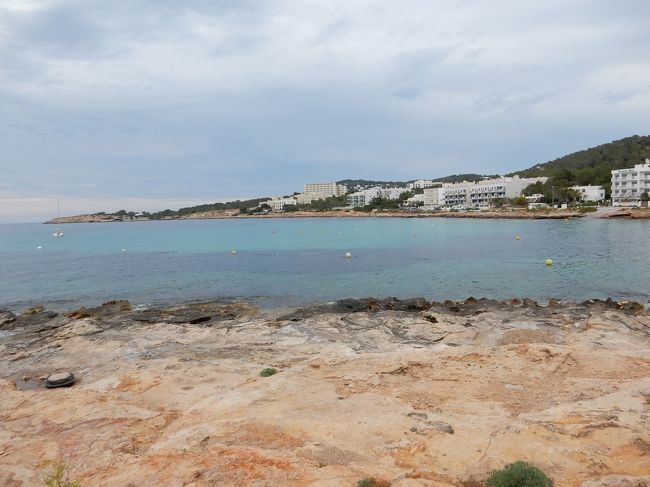 バス停から歩いて20分ほどで海岸に到着。日が陰っていますが海が綺麗ですね。