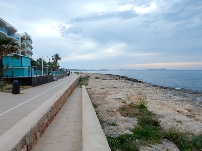 海岸沿いに遊歩道がありますので歩いてみます。