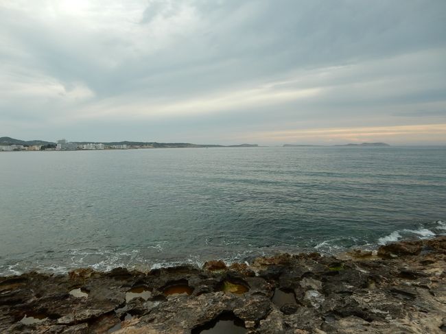 日が陰っているようなので海岸には30分ほどで後にします。