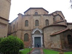 サン・ヴィターレ教会（八角堂の入口）(外側はレンガ造りで初期キリスト教建築の特徴です。