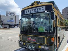 まちなか周遊バス（ハイカラさん・あかべぇ）1日乗車券（大人1人500円）を購入し、バスに乗って鶴ヶ城へ。
写真のバスはハイカラさん。