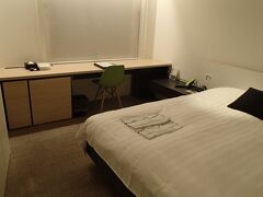 ホテル(レオパレス仙台)にチェックインし、部屋に荷物を置いてディナーへ。
これが寝室。