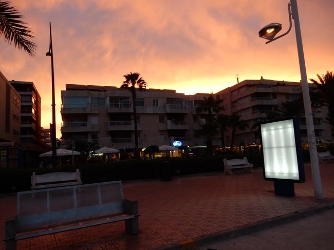 イビサタウンのマリーナはご覧のように美しい夕陽です！