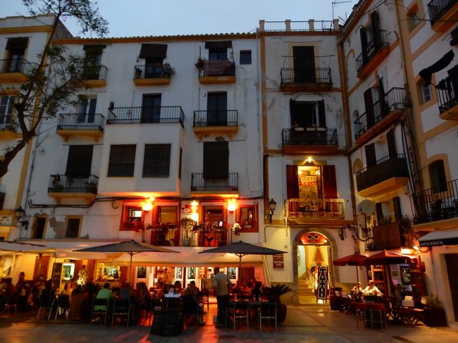 21時頃、ライトアップの始まりです。こちらも見事な光景です。