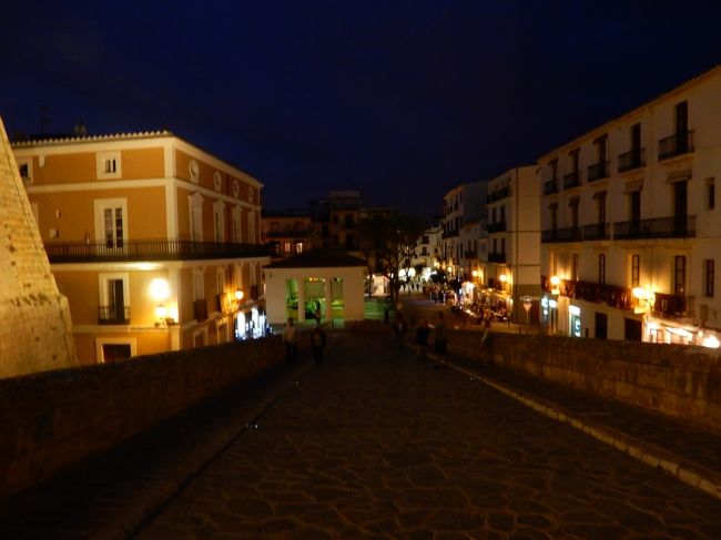 要塞に入ります。坂を上がって見下ろす街のライトアップ、実に美しいです！