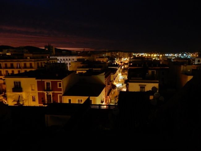 要塞のてっぺんには上がりませんでしたが、要塞から見下ろすイビサタウンの夜景。素晴らしいです！