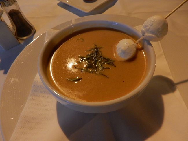 先ほど撮影したレストランでディナーを。