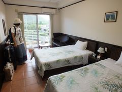お世話になる宿、ペンションコーラルフィッシュさんに到着です。
部屋は清潔感たっぷり。
コイン式の離島の宿に慣れてしまうと、エアコン使い放題もありがたく感じます。