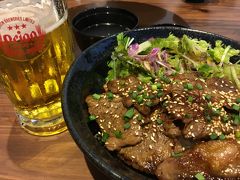 昨年9月にオープンしたとのことで、食べてみたいと思っていました。
ランチメニューから焼肉の丼をチョイス。メニューにはありませんが、生ビールの注文も可です。
ちょっとご飯がやわらかめなのが気になりましたが、美味しいです。