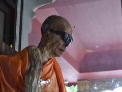 次に訪れたのは、高僧のミイラが安置されるクナラム寺。サングラスをかけているのは、目の乾燥を防ぐためだとか。お供えものとして、大量のサングラスが置いてあった。