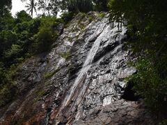 すぐ近くにあるナムアンの滝。滝壺で泳ぐことも可能。
