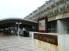 　エントレ・カンポス駅に到着です。

　ここで飲み物などを調達しようとしたのですが、スーパーなどはなくキヨスクのみ。念のため駅周辺をぐるぐる回ってみたのですが、それらしき店はまーったく見当たらず。オフィス街でもなんか商店くらいありそうなんもんですが・・・、残念。

　帰国後知ったのですが、前日利用した地下鉄のカンポ・ペケーノ駅にはショッピングモールが直結していたらしいです。買い物はそちらで済ませたほうがよさそうですね。