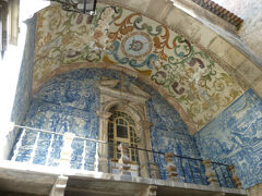 　適当なところで城壁を下り、城壁のメインゲートであるポルタ・ダ・ヴィラPorta da vilaを抜けます。
　通路の内部は18世紀のアズレージョで覆われています。