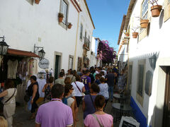 　オビドスのメイン通りディレイタ通りRua Direitaに入るとこの人の多さ！バス停からこの道にかけては、本当に観光客がひしめき合っていて、右に左にお店が立ち並んでいます。一本外れるとほとんど人いないのに・・・。