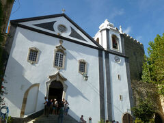 　バス停を起点とすると、城壁の最奥に位置するのがこのサンティアゴ教会。

　小さな町なのでリスボンからの日帰りでも十分楽しめると思います。でも夕暮れ時、夜、朝方の景色が見たかったので、今日はこの町で一泊です。