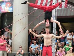 クインシーマーケットでは
大道芸人のパフォーマンスが行われていました。

愉快で力強いショーでした。
楽しませてもらったので
チップも忘れず入れましたよ。