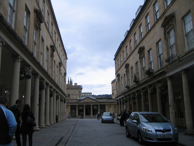 旅の2日目は、バースとストーンヘンジの2つの世界遺産を巡るツアーに参加しました。まずは、美しい建物が立ち並ぶバース市街。