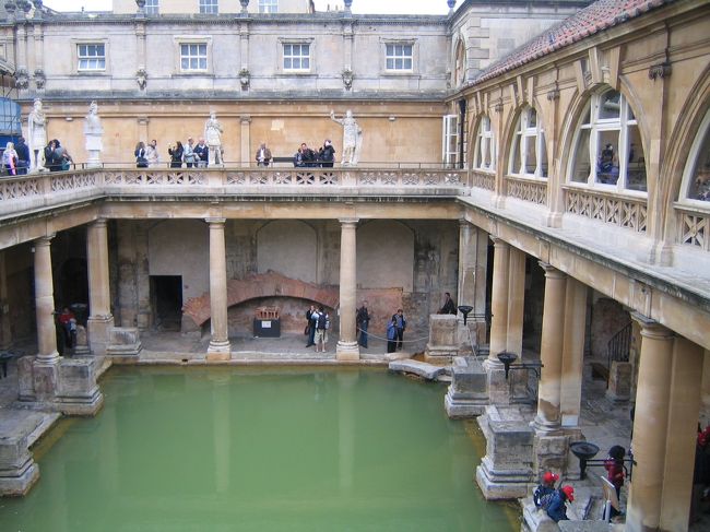 ローマン・バス。ビクトリア朝時代に修復された古代ローマ様式の浴場。