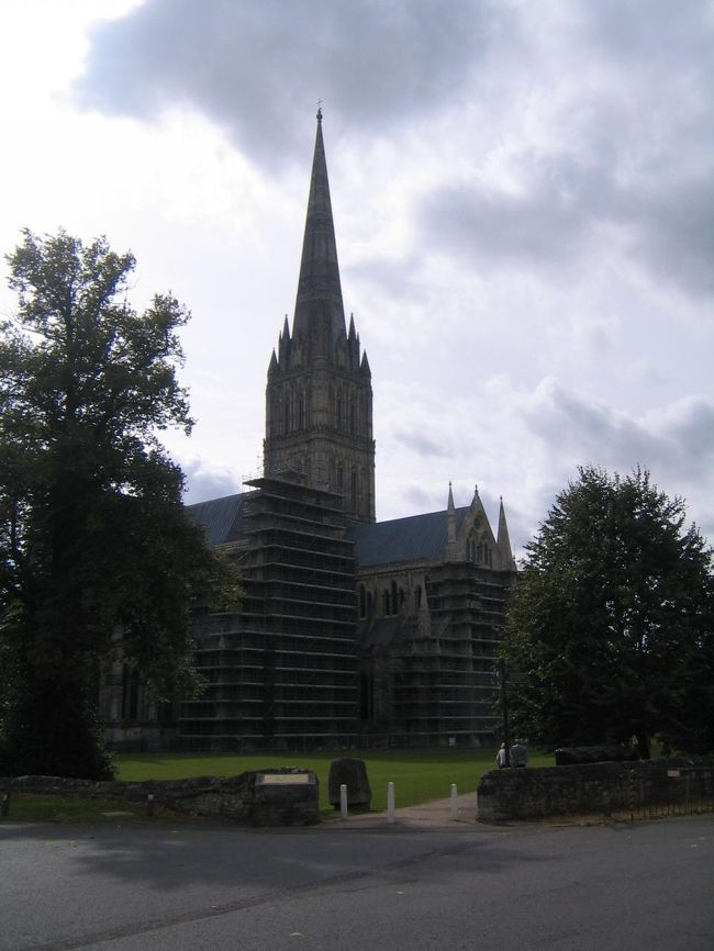 ストーンヘンジへの途中ソールズベリーへ立ち寄ります。英国一高い尖塔を持つソールズベリー大聖堂。あいにく修復工事中でした。