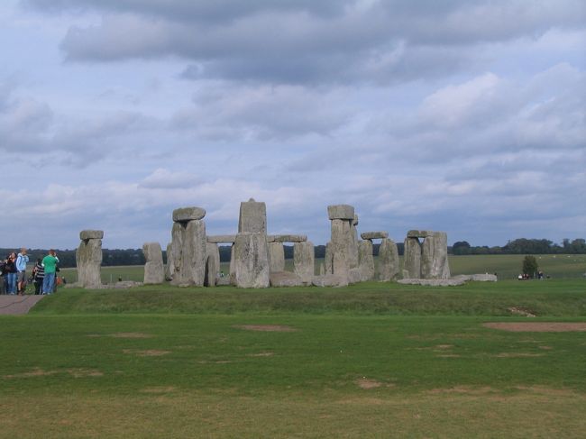 五千年以上前に採石され、積み上げられたとされる巨石遺跡、ストーンヘンジ。