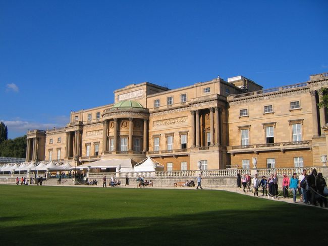 とにかく豪華絢爛でした。裏庭から見るバッキンガム宮殿。