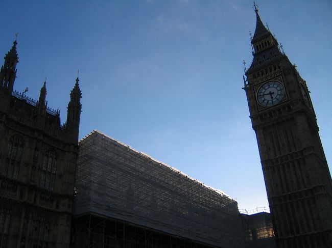 ビック・ベンと国会議事堂。正式名は、ウェストミンスター宮殿。修復中でした。