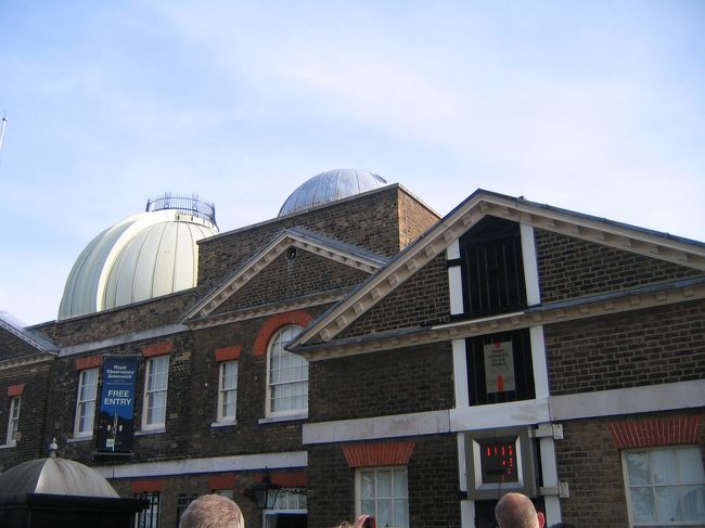 建物にある赤い線が東経西経0度、子午線。