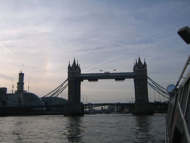 帰りは、コミューター便のリバーボートで戻ります。1894年に完成したタワー・ブリッジの下を通過。