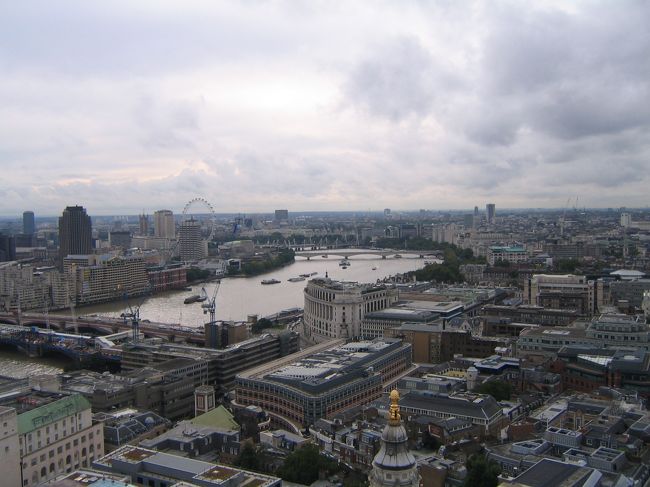 ロンドン市内を一望。回廊へは階段でしか行くことができないというので、頑張って上りましたよ。黄金回廊までは500段以上・・・